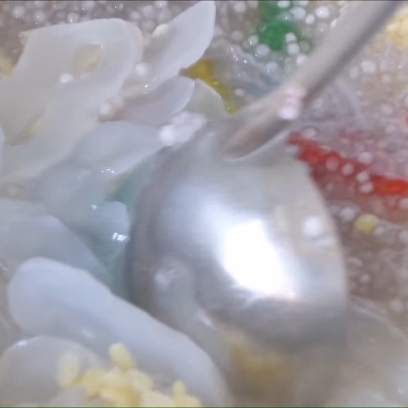 Trộn thốt nốt, đậu xanh, bột khoai vào nồi chè đang sôi