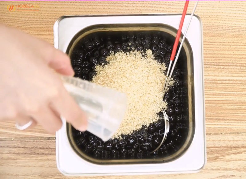 Trộn trân châu đường đen có sẵn với siro sau khi nấu