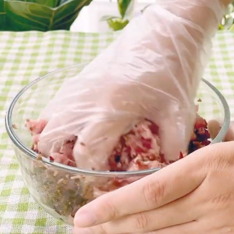 Trộn và xào thịt heo cùng nấm mèo cho phần nhân bánh đúc