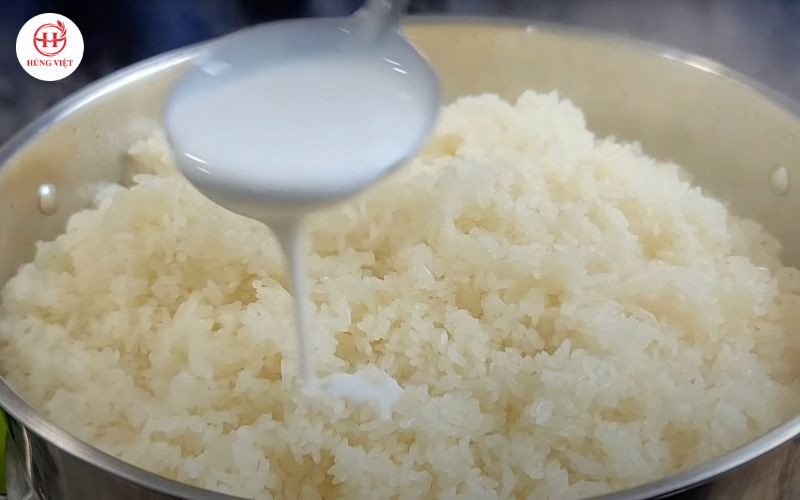 Trộn xôi với nước cốt dừa, tăng độ béo và giúp xôi dẻo lâu không cứng