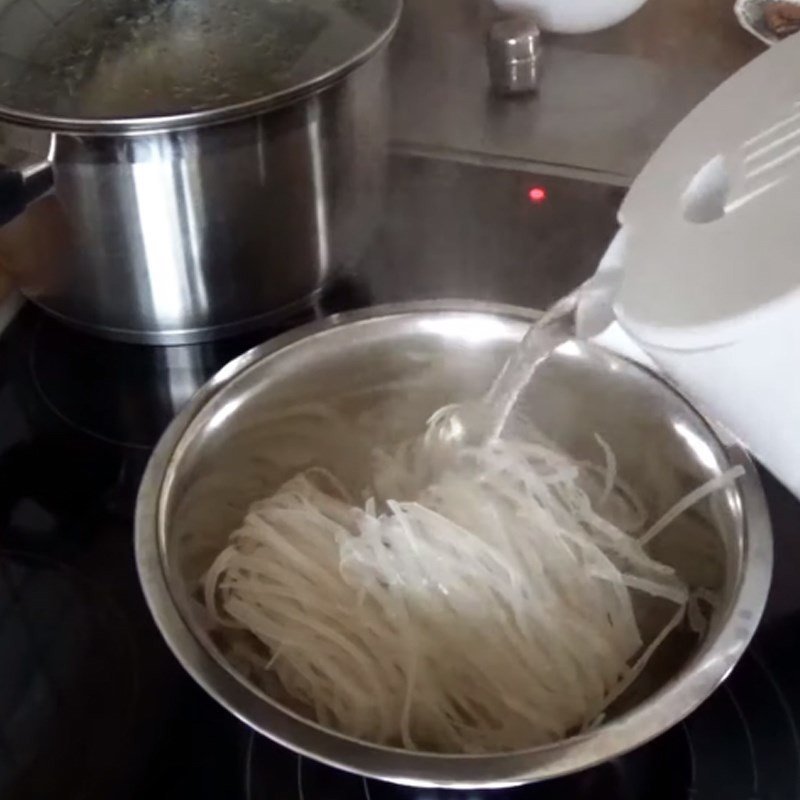 Trụng bánh phở khô trong nước sôi để sợi phở mềm dai