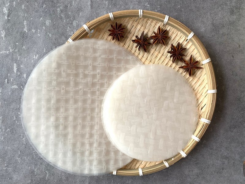 Trung bình 100g bánh tráng phơi sương cung cấp 280-300 calo