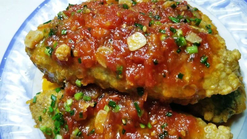 Trứng cá sốt cà chua với màu sắc bắt mắt, hương vị chua ngọt hài hòa