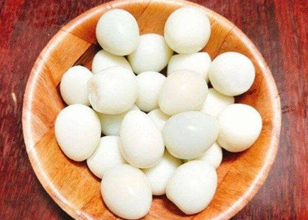 Trứng cút đã luộc chín và bóc vỏ sẵn sàng cho món thịt kho tàu
