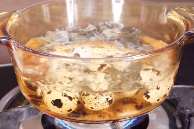 Trứng cút luộc sẵn cho mì Quảng thịt heo thêm hấp dẫn