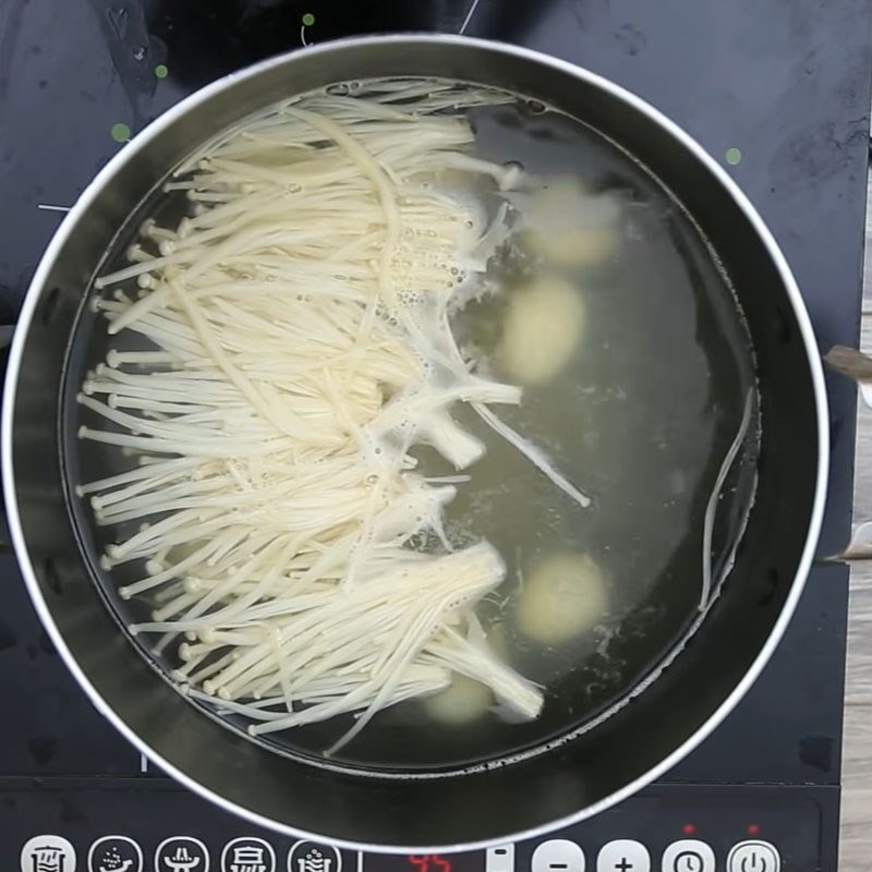 Trứng cút và nấm kim châm hoàn thiện tô canh rau củ bổ dưỡng