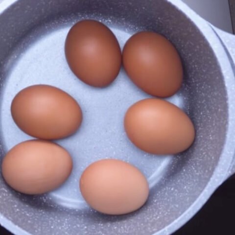 Trứng gà đang được luộc trong nồi để có lòng đào hoàn hảo