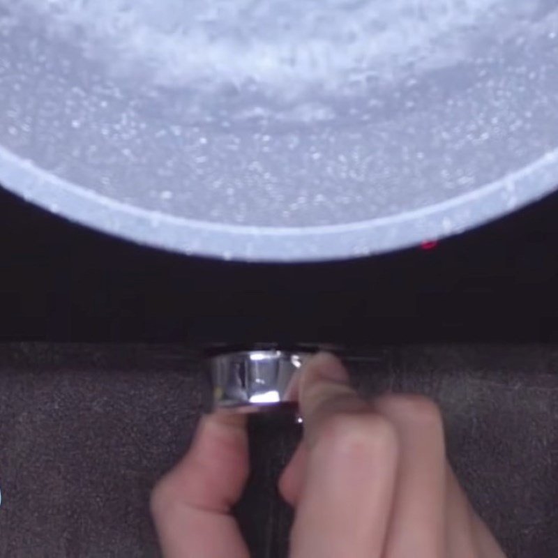 Trứng gà đang được luộc trong nước có pha giấm để có lòng đào