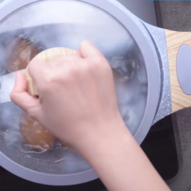 Trứng gà được cho vào nồi nước sôi, tắt bếp và ủ nóng để có lòng đào