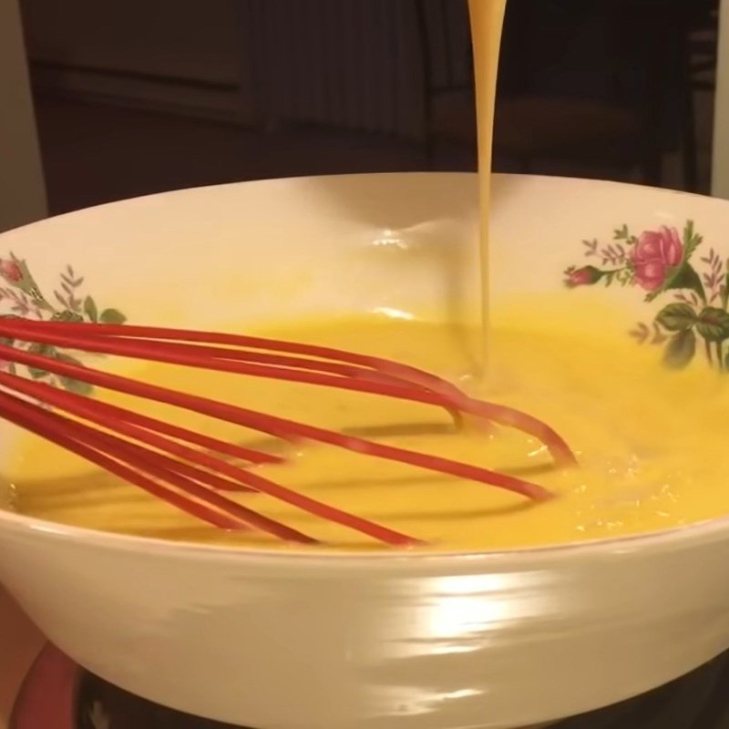 Trứng gà và sữa đặc được khuấy đều để tạo hỗn hợp bánh flan 5 trứng