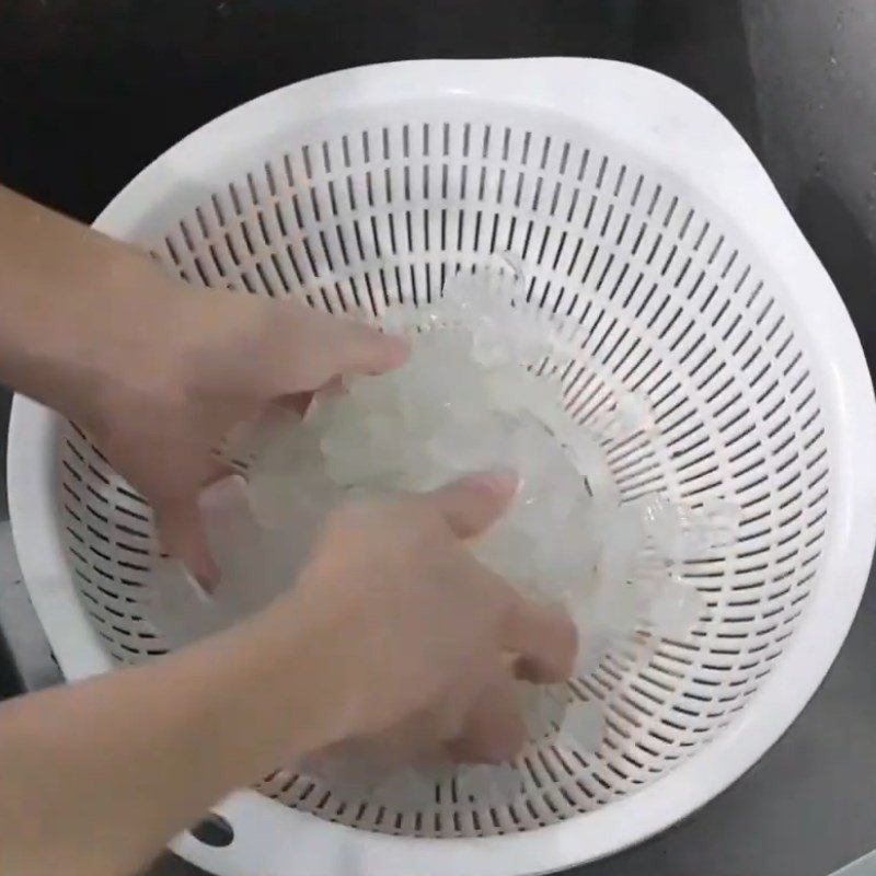 Trụng nha đam trong nước sôi pha chanh và muối, sau đó ngâm nước đá