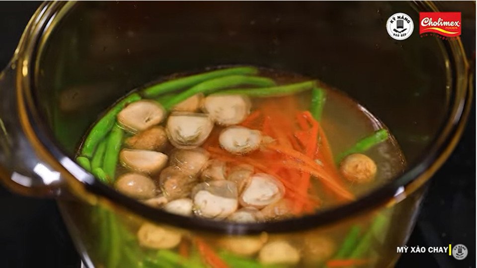 Trụng rau củ tươi xanh cho món mì xào chay