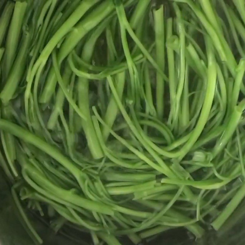 Trụng rau muống giữ màu xanh giòn