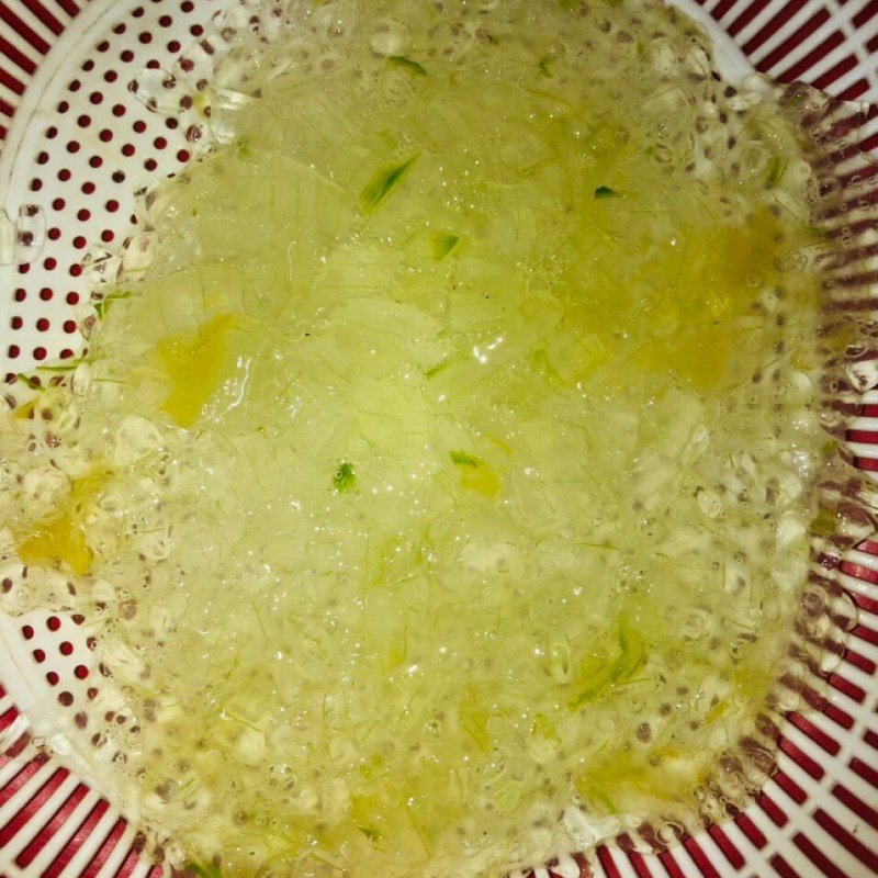 Trụng sơ nha đam để loại bỏ nhớt