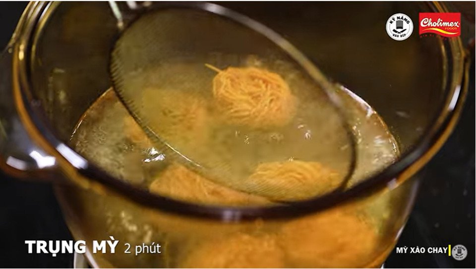 Trụng sợi mì vàng óng chuẩn bị xào chay