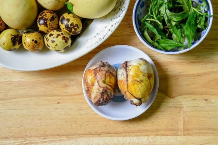 Trứng vịt lộn cùng gia vị ăn kèm, làm rõ câu hỏi 2 quả trứng vịt lộn bao nhiêu calo