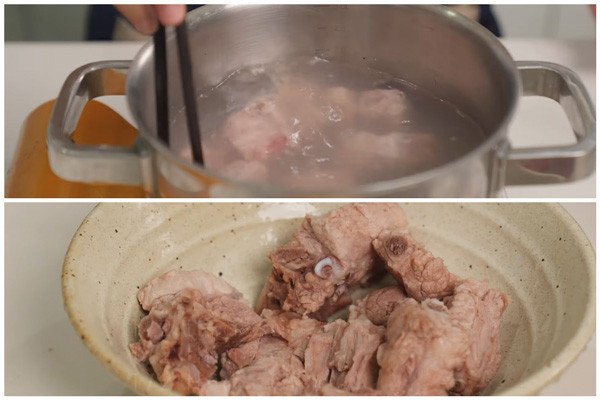 Trụng xương heo để xương sạch hơn