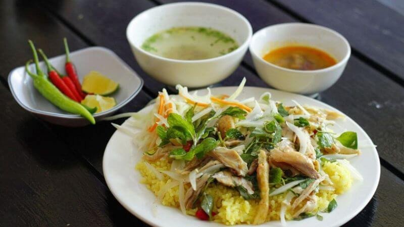 Tự làm cơm gà tại nhà giúp bạn dễ dàng điều chỉnh calo và nguyên liệu cho chế độ ăn uống