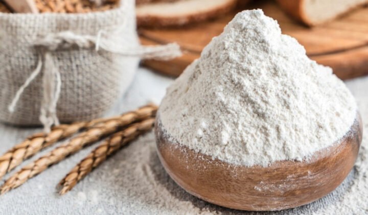 Túi bột mì và các dụng cụ làm bánh, minh họa cho 100gr bột mì bao nhiêu calo.