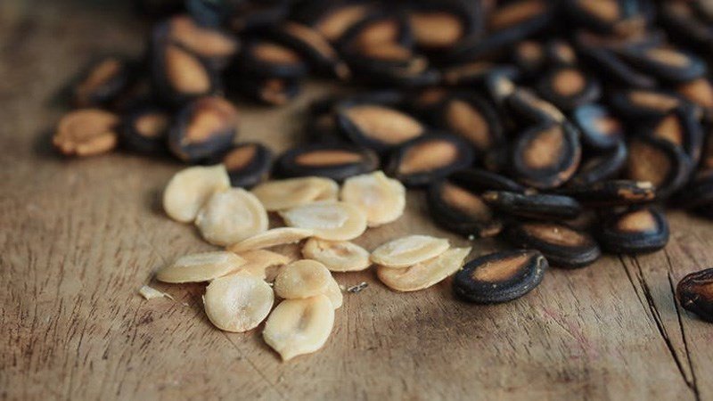 Túi hạt dưa đóng gói có nhãn mác rõ ràng, nhấn mạnh tầm quan trọng của việc chọn mua hạt dưa an toàn, chất lượng