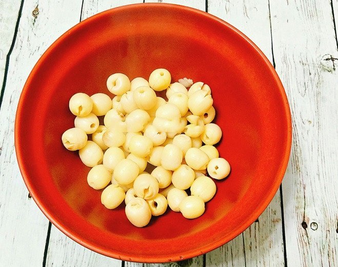 Từng hạt sen khô chất lượng cao, nguyên vẹn, là bí quyết nấu hạt sen bùi ngon