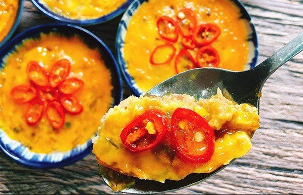 Từng miếng mắm chưng thịt trứng cắt vuông vức, thơm ngon và đẹp mắt.