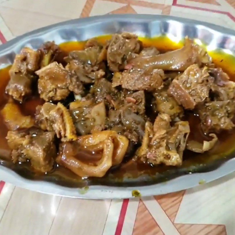 Từng miếng thịt ngỗng giả cầy vàng óng, thấm đẫm gia vị