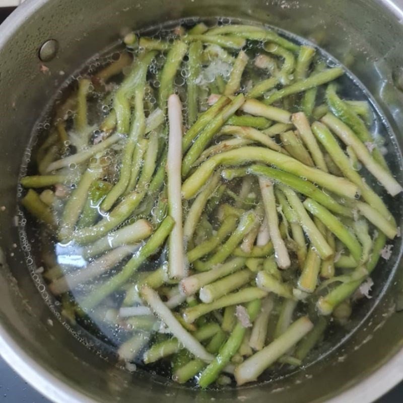 Tước vỏ và làm sạch ngó khoai tươi trước khi chế biến