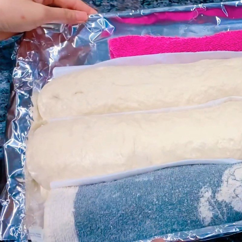 Ủ bột bánh mì Pháp lần cuối trên khuôn có lót giấy nến