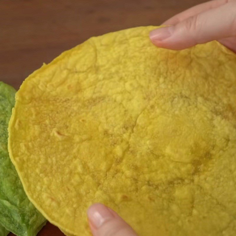 Ủ vỏ bánh tortilla trong khăn sạch giúp bánh mềm dẻo hơn