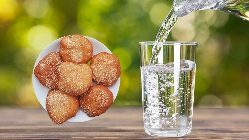 Uống đủ nước hàng ngày hỗ trợ thanh lọc cơ thể và giảm cảm giác thèm ăn