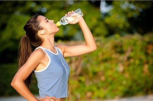 Uống nước vào buổi sáng giúp tăng cường trao đổi chất và hỗ trợ giảm cân