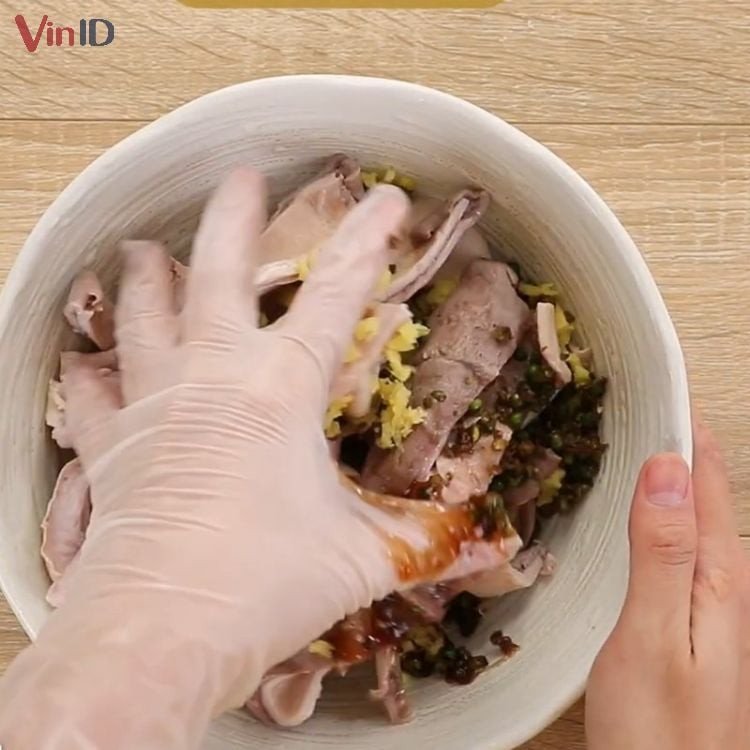 Ướp bao tử heo với tiêu đen và gia vị