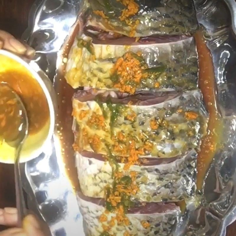 Ướp cá chép với hỗn hợp gia vị và nghệ