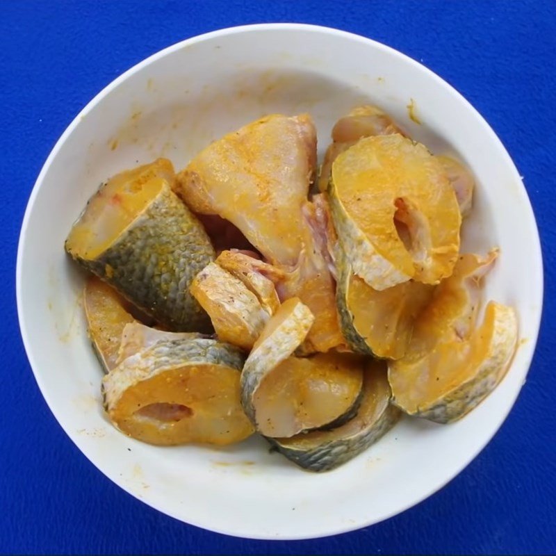 Ướp cá lóc với gia vị đậm đà cho món bún cá lóc