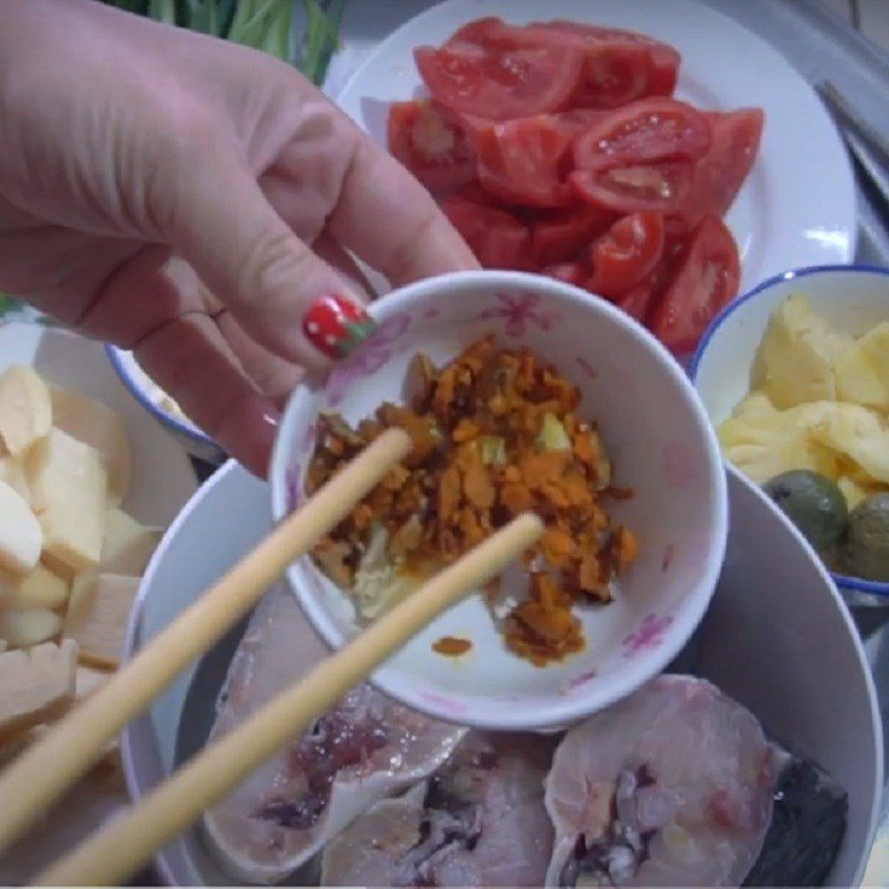 Ướp cá tầm với gừng, nghệ và thì là để tăng hương vị cho canh cá tầm