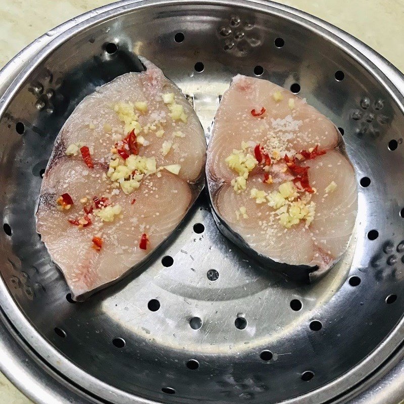 Ướp cá thu cùng các loại gia vị và tiêu xay