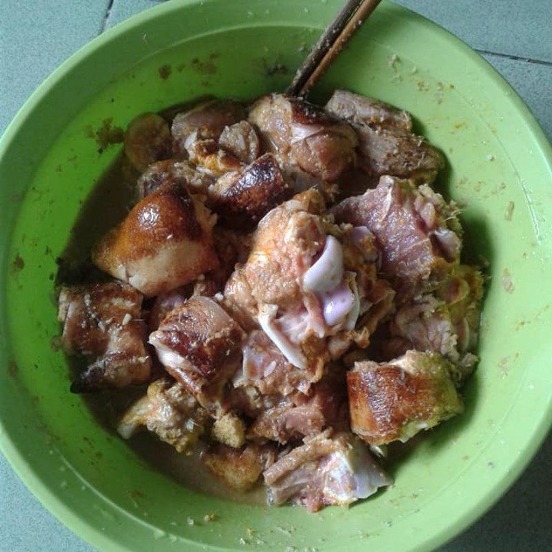 Ướp chân giò heo với đầy đủ gia vị giả cầy