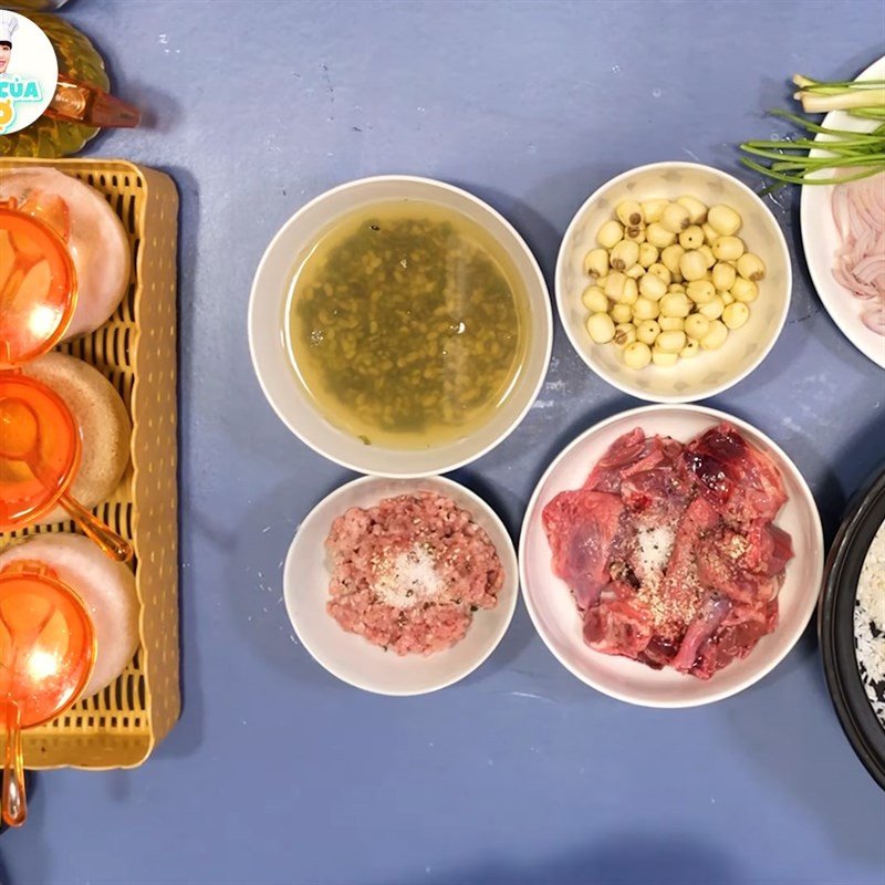 Ướp chim bồ câu với các loại gia vị để thịt thấm đều và đậm đà hơn cho món cháo