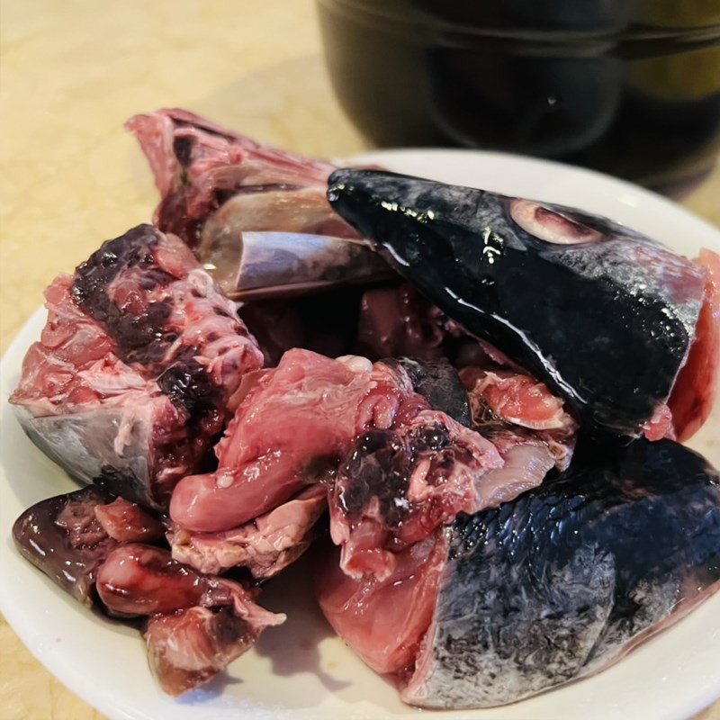 ướp đầu cá ngừ với gia vị