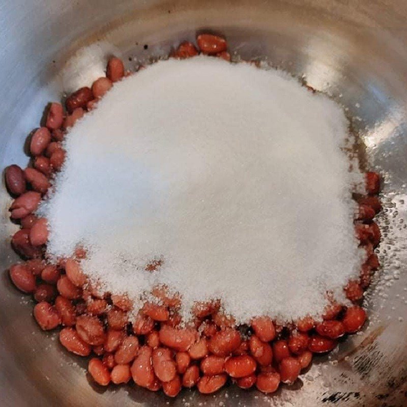 Ướp đậu đỏ với đường để hạt đậu thấm vị ngọt cho món chè