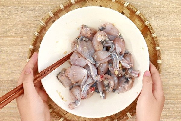 Ướp ếch trước khi xào giúp thấm vị
