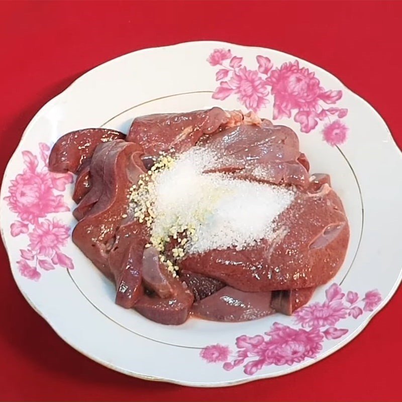 Ướp gan lợn đã thái với các loại gia vị để gan thấm đều, tạo hương vị đậm đà cho món ăn.