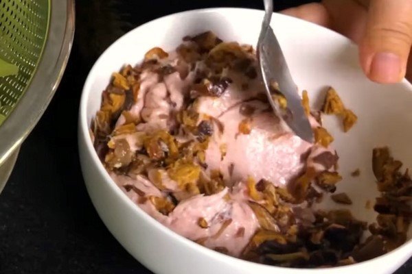 Ướp gia vị cho mọc (giò sống) làm bún sườn dọc mùng