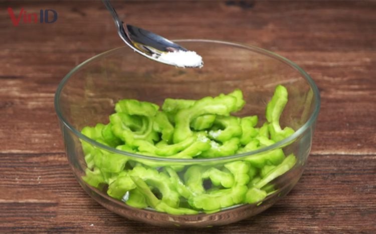 Ướp khổ qua với muối