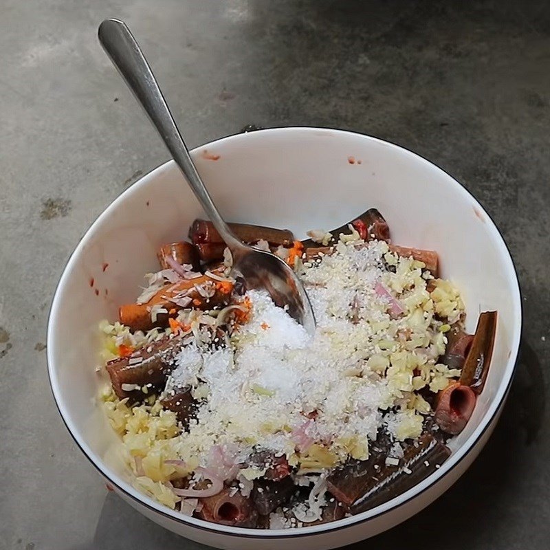 Ướp lươn chuẩn bị nấu lẩu lươn miền Bắc