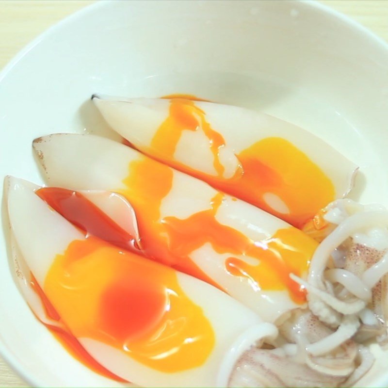 Ướp mực với dầu điều tạo màu đẹp