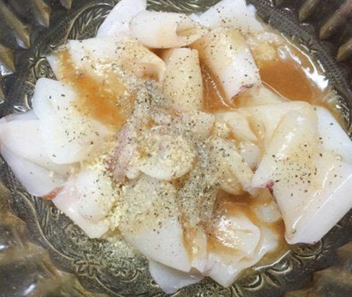 Ướp mực với gia vị để món mực xào đạt hương vị ngon nhất