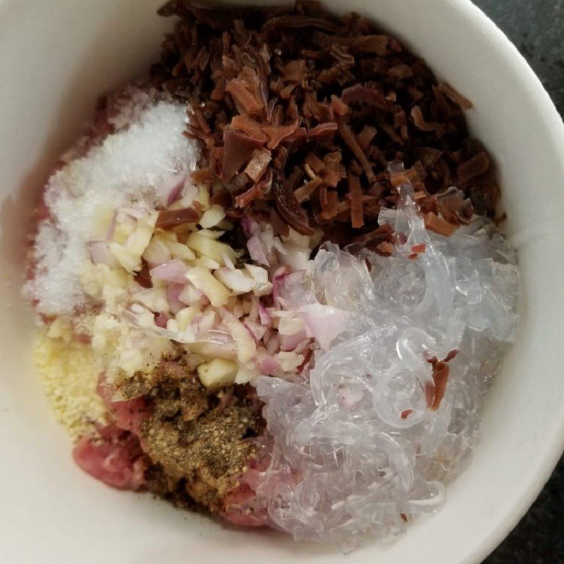 Ướp nhân thịt cho món mực nhồi thịt