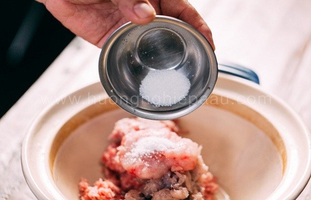 Ướp nhân tôm thịt đậm đà cho cách làm bánh nậm Huế